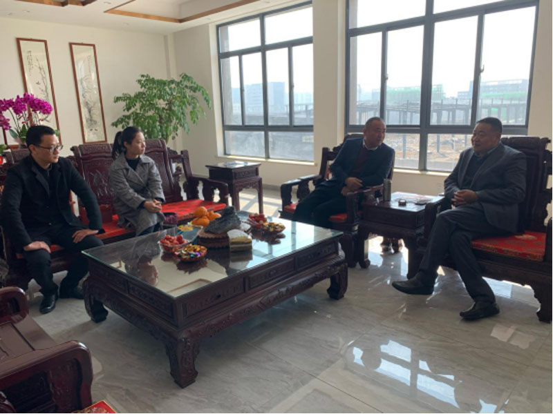 安慶市羅嶺鎮(zhèn)政府走訪慰問安慶市康明納包裝有限公司